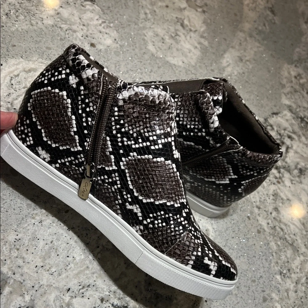 Aqua College Waterproof Snake Print Sneakers Size 8